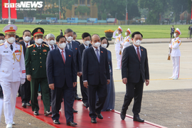 Ảnh: Tân đại biểu Quốc hội vào Lăng viếng Chủ tịch Hồ Chí Minh