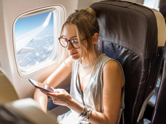 Tiếp viên hàng không tiết lộ 10 thứ bạn không nên mặc khi đi máy bay