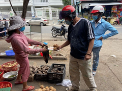 TP.HCM xem xét nới hoạt động của shipper, yêu cầu xét nghiệm hàng ngày