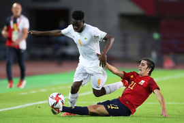 Olympic Tokyo 2020: Sao Man Utd mắc sai lầm, Bờ Biển Ngà thua đau Tây Ban Nha