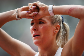 Cô giáo tiểu học tranh tài với Quách Thị Lan vấp ngã, ôm mặt khóc nức nở