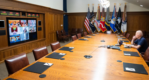 Tổng thống Mỹ ngồi trầm ngâm đón tin dữ từ Afghanistan