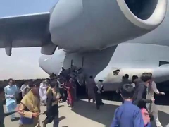 Số phận những người đu bám càng máy bay quân sự Mỹ rời Kabul