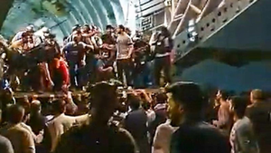 Máy bay quân sự Mỹ mạo hiểm chở 800 người rời khỏi Afghanistan