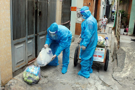 TP.HCM xem xét nới hoạt động của shipper, yêu cầu xét nghiệm hàng ngày