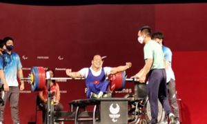 Bộ trưởng Nguyễn Văn Hùng chúc mừng VĐV Lê Văn Công giành HCB Paralympic