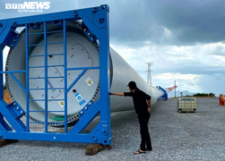 Ảnh: Hiện trường 'bắt vạ' 50 triệu/cây gỗ tạp, nhiều công an bị đánh nhập viện