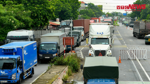 TP.HCM xem xét nới hoạt động của shipper, yêu cầu xét nghiệm hàng ngày