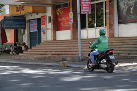 TP.HCM xem xét nới hoạt động của shipper, yêu cầu xét nghiệm hàng ngày