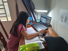 Đăng ký học thêm online cho con: Chính phụ huynh đang gây áp lực với trẻ?