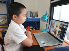 Đăng ký học thêm online cho con: Chính phụ huynh đang gây áp lực với trẻ?