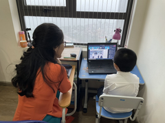 Đăng ký học thêm online cho con: Chính phụ huynh đang gây áp lực với trẻ?