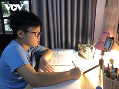 Đăng ký học thêm online cho con: Chính phụ huynh đang gây áp lực với trẻ?