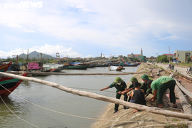 Nước lũ dâng cao, nhiều nơi ở Kon Tum bị ngập sâu sau bão số 5