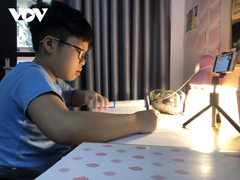 Đăng ký học thêm online cho con: Chính phụ huynh đang gây áp lực với trẻ?