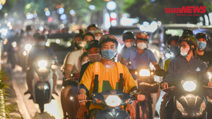 Dân đổ ra đường đêm Trung thu: Thành quả chống dịch của Hà Nội bị thách thức lớn