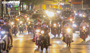 Dân đổ ra đường đêm Trung thu: Thành quả chống dịch của Hà Nội bị thách thức lớn