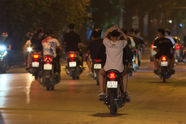 Dân đổ ra đường đêm Trung thu: Thành quả chống dịch của Hà Nội bị thách thức lớn