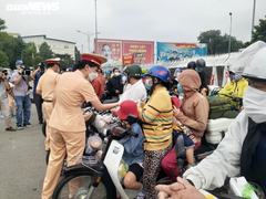 Đón người dân về quê: Nhiều tỉnh bố trí đưa đón bằng máy bay, hỗ trợ tiền