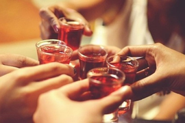 Ép ai đó uống rượu chính là làm điều ác