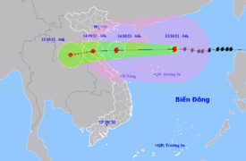 Ảnh: Người phố cổ Hội An tất bật dọn rác thải, bùn lầy sau lũ