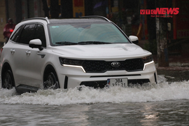 Ảnh: Người phố cổ Hội An tất bật dọn rác thải, bùn lầy sau lũ