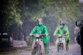 Ảnh: Người phố cổ Hội An tất bật dọn rác thải, bùn lầy sau lũ