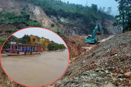 Ảnh: Người phố cổ Hội An tất bật dọn rác thải, bùn lầy sau lũ