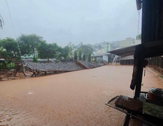 Ảnh: Người phố cổ Hội An tất bật dọn rác thải, bùn lầy sau lũ