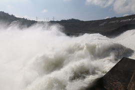 Sạt lở gần thủy điện Hòa Bình: EVN 'đảm bảo an toàn', chuyên gia vẫn lo ngại
