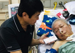 Bên mộ nhạc sĩ Phú Quang, Bùi Công Duy chơi violin bản 'Em ơi Hà Nội phố' 