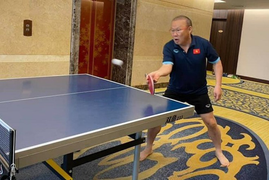 Video: HLV Park Hang Seo hứng khởi đánh bóng bàn với học trò