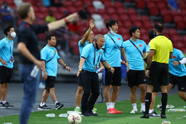 Video: Duy Mạnh nằm cáng rời sân, HLV Park Hang Seo bức xúc tìm trọng tài