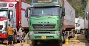 Lạng Sơn tiếp tục dừng nhận xe chở hoa quả tươi lên cửa khẩu