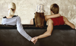 Lấy được chồng người tưởng sung sướng ai ngờ rước về cục nợ