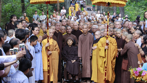 Hàng nghìn tăng ni, phật tử tiễn biệt Thiền sư Thích Nhất Hạnh