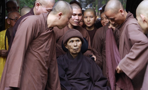 Hàng nghìn tăng ni, phật tử tiễn biệt Thiền sư Thích Nhất Hạnh