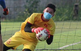 U23 Việt Nam đeo khẩu trang tập luyện, hồi hộp chờ kết quả test COVID-19