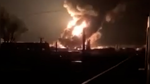 Video: Cháy lớn tại kho trữ dầu căn cứ không quân Vasylkiv của Ukraine