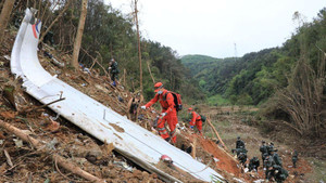 Trung Quốc kết thúc hoạt động tìm kiếm tại hiện trường vụ máy bay rơi