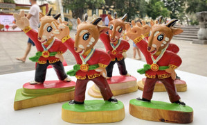 500.000 đồng một tượng linh vật SEA Games 31 làm bằng gỗ mít