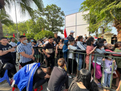 Chen lấn mua vé U23 Việt Nam tại SEA Games 31, sân Việt Trì chật cứng người