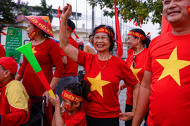 Cổ động viên khuấy động 'chảo lửa' Việt Trì trước giờ U23 Việt Nam xung trận