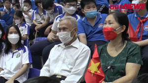 Video: Vợ chồng già vượt hơn 300 km ra Hà Nội xem SEA Games 31