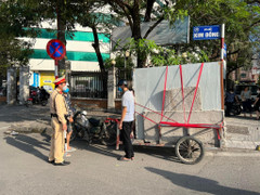 CSGT sao lại để xe ba bánh chở sắt thép nguy hiểm lộng hành đến vậy?