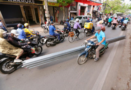 CSGT sao lại để xe ba bánh chở sắt thép nguy hiểm lộng hành đến vậy?