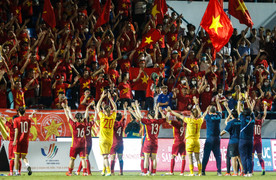 Tuyển bóng đá nữ Việt Nam ấm lòng giữa biển người hâm mộ 