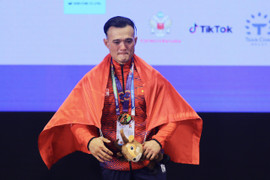 Từng tai nạn suýt giải nghệ, lực sĩ 42 tuổi bật khóc khi giành HCV SEA Games 31
