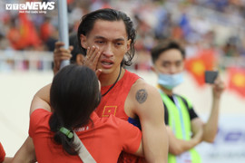 Hụt huy chương SEA Games 31, Trần Nhật Hoàng ôm mẹ khóc nức nở