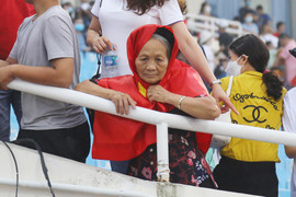 Bà ngoại đội mưa cổ vũ cháu trai giành huy chương SEA Games 31